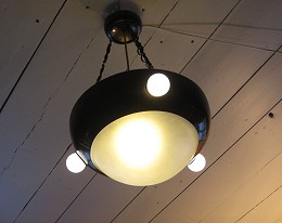 Taklampa i biblioteket med ljuset tänt